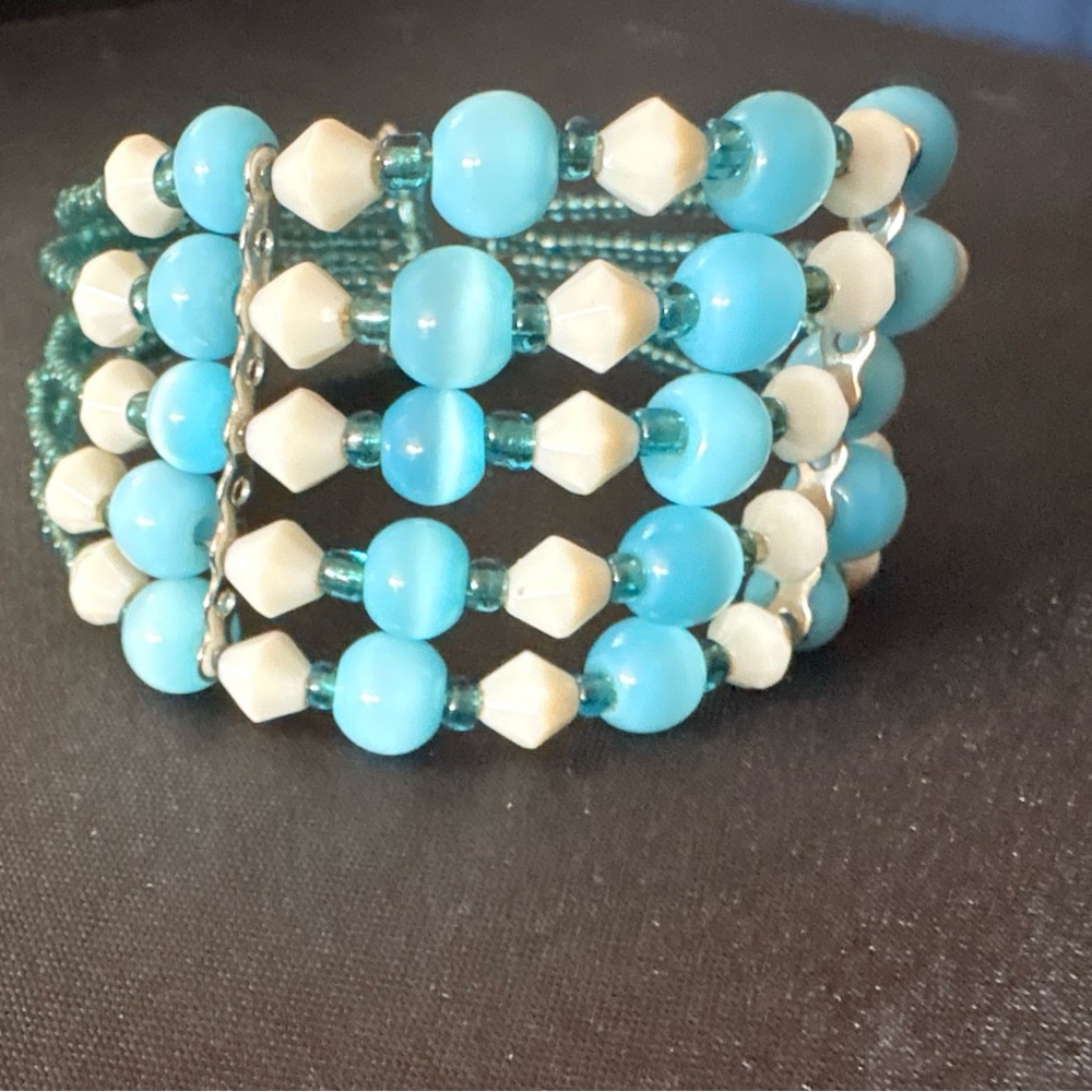 Elegant Blue and Cream Beaded Bracelet
